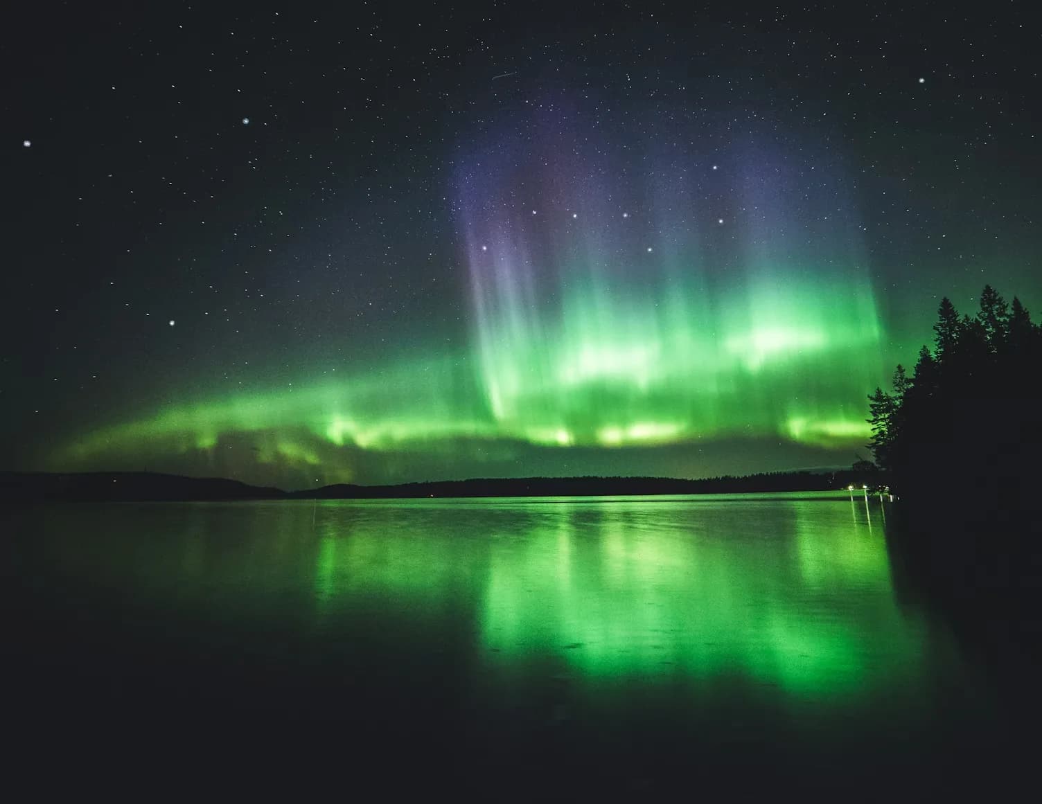 Revontulet Kurimon Majatalon yllä Kainuun yötaivaalla