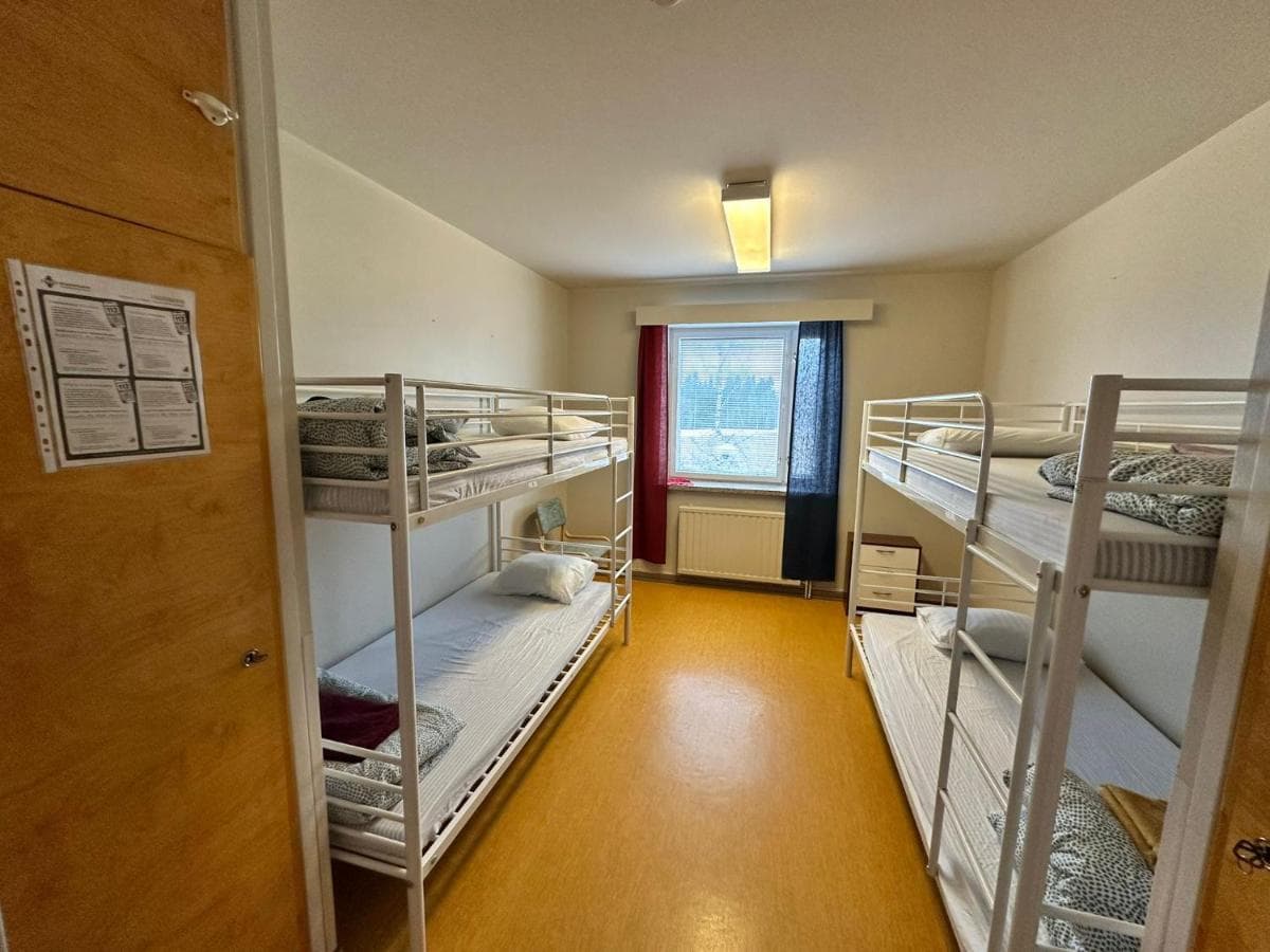 Neljän hengen huone — kaksi kerrossänkyä