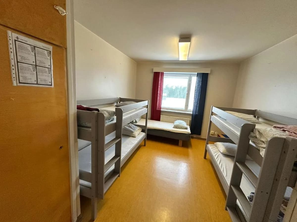 Suuri perhehuone yhdellä erillisellä vuoteella ja neljällä kerrossängyllä