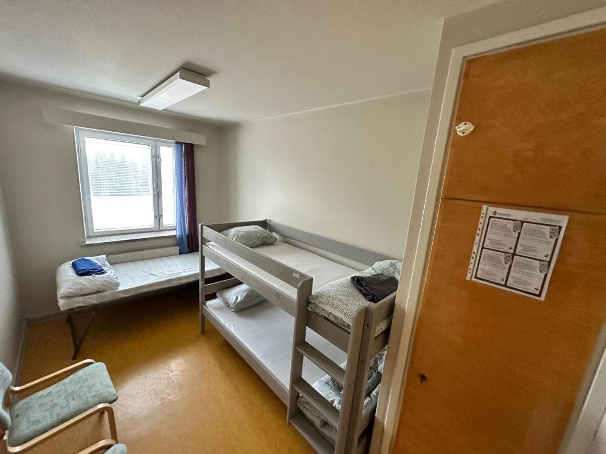 Kolmen hengen huone — erillinen vuode ja kerrossänky